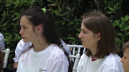 Ora News - Meta takon fëmijët jetimët me rastin e ditës së tyre