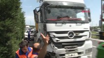 Hafriyat Kamyonu, Otomobili Bariyerlere Sıkıştırdı 1'i Ağır 2 Yaralı-2