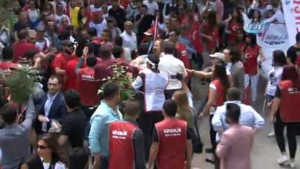 CHP'nin 19 Mayıs yürüyüşünde partililer birbirine girdi