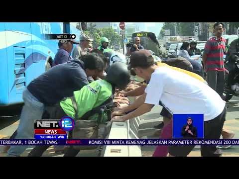 Protes Penutupan Jalan Mampang, Warga Bongkar Beton Pembatas - NET 12