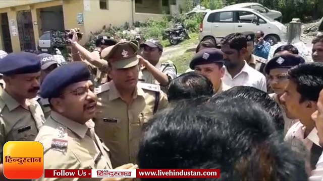 अल्मोड़ा में शराब का गोदाम हटाने की मांग को हाईवे जाम