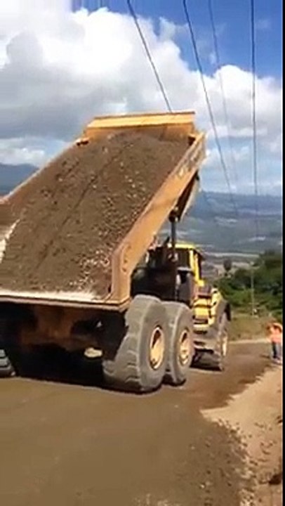 Un camion touche un câble électrique en déchargent de la terre.