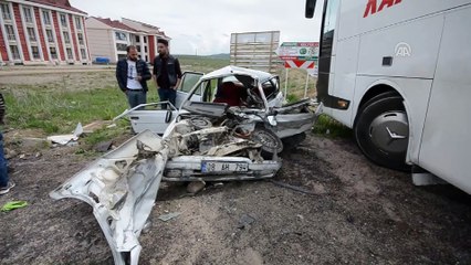 Otomobil ile yolcu otobüsü çarpıştı: 2 yaralı - KARS