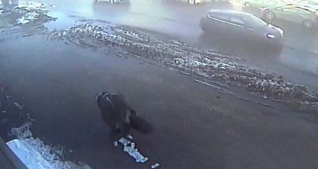 Sakar Hırsız Çaldığı Paraları Yola Saçtı