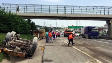 Hafriyat kamyonu üst geçide çarptı - İSTANBUL