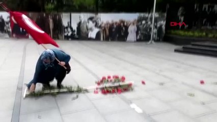 Tekirdağ-Atatürk Anıtındaki Hdp Çelengini Parçaladı, CHP Çelengini Devirdi