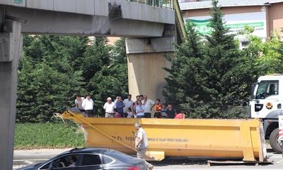 Damperi açılan kamyon, üst geçide çarptı