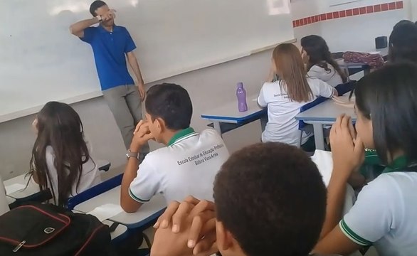 Alunos arrecadam dinheiro para professor que não recebe salário há mais de 2 meses