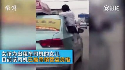 Faire ses devoirs en voiture.. sur le toit du Taxi en pleine route !