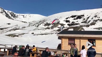 Interruption du dèj.. par un parapente atterrissant en plein restaurant !