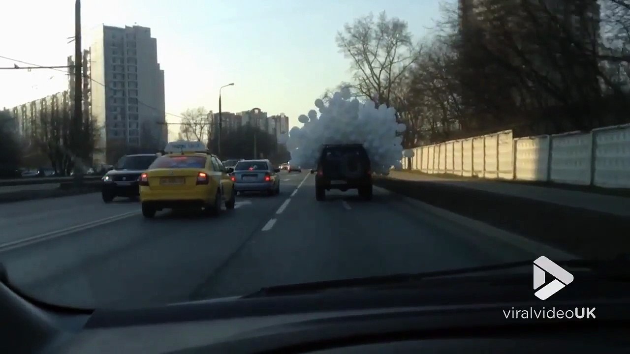 2000 ballons dans une voiture !!! Le type va s'envoler..