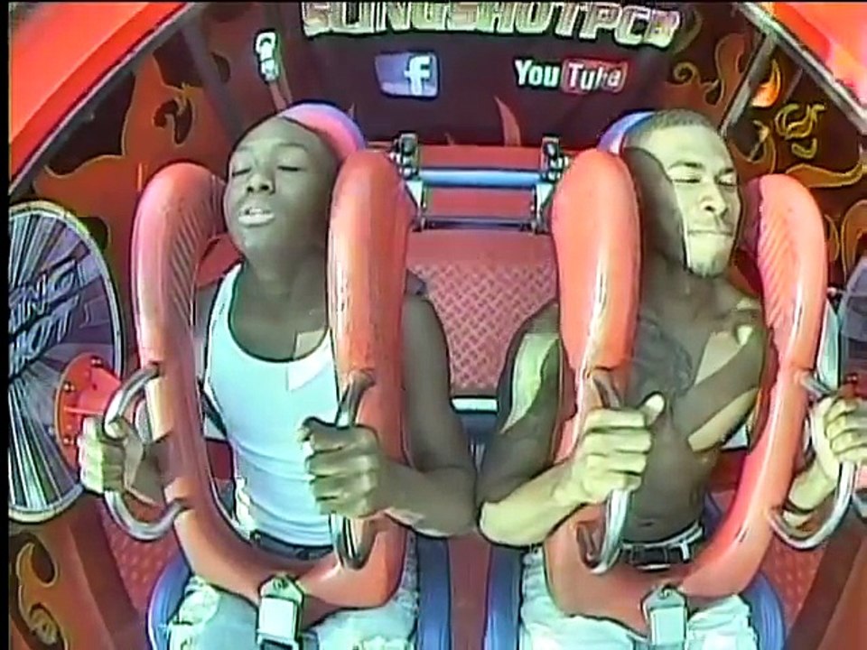 Courageux, ce mec s'évanouit dans un parc d'attractions !