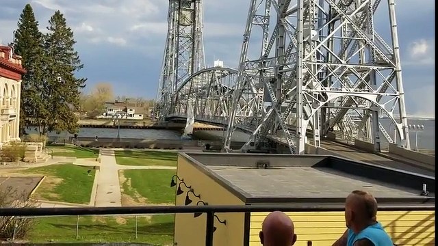 Ce bateau se fait découper le mat sous un pont !