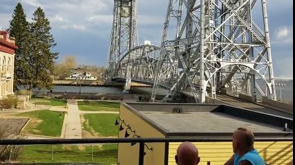 Ce bateau se fait découper le mat sous un pont !