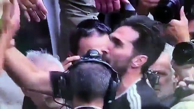 le lacrime e gli abbracci di Buffon per la sua ultima partita con la maglia della Juventus