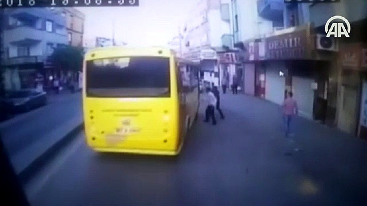 Halk otobüsüne saldırı anı kamerada