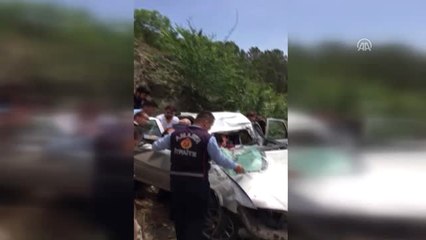 Amasya'da Otomobil İstinat Duvarına Çarptı: 4 Yaralı