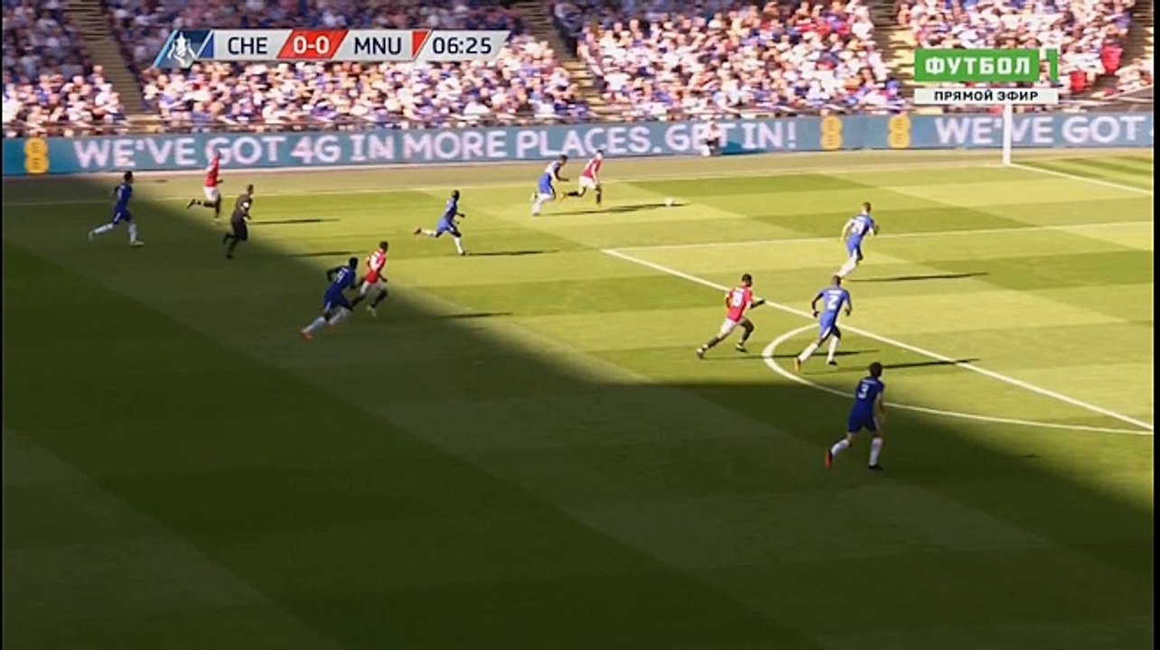 PHẠM LỖI! Pogba bị thổi phạt sau pha vào bóng với Fabregas. Trận đấu đang "nóng" ngay từ những phút đầu tiên.