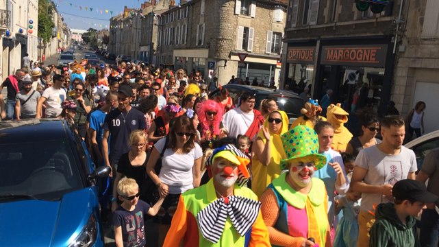 Un drôle de défilé lance les festivités de la Biennale