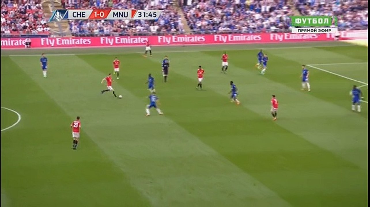 CƠ HỘI! Một cú sút xa nữa từ MU, nhưng cũng như Pogba, Sanchez không gặp may mắn khi bóng đi vọt xà ngang.