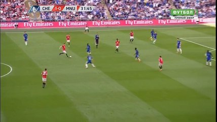 CƠ HỘI! Một cú sút xa nữa từ MU, nhưng cũng như Pogba, Sanchez không gặp may mắn khi bóng đi vọt xà ngang.