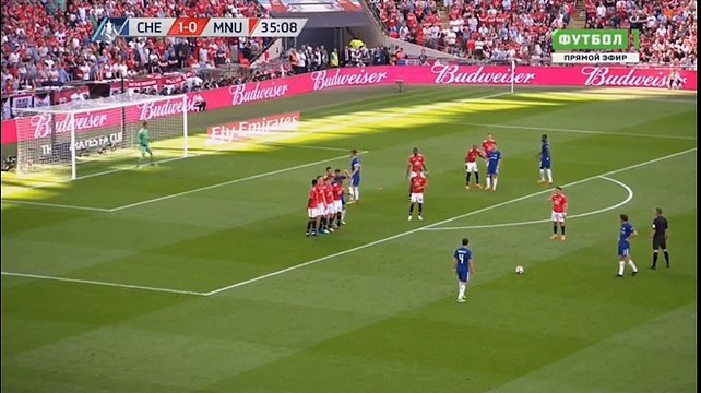 NGUY HIỂM! Cú sút phạt chếch bên cánh trái của Fabregas đưa bóng chạm hàng rào bật ra ngoài.