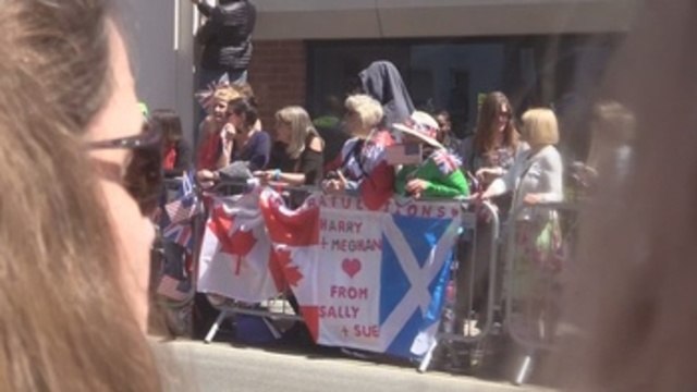 Miles de personas acompañan a los recién casados duques de Sussex
