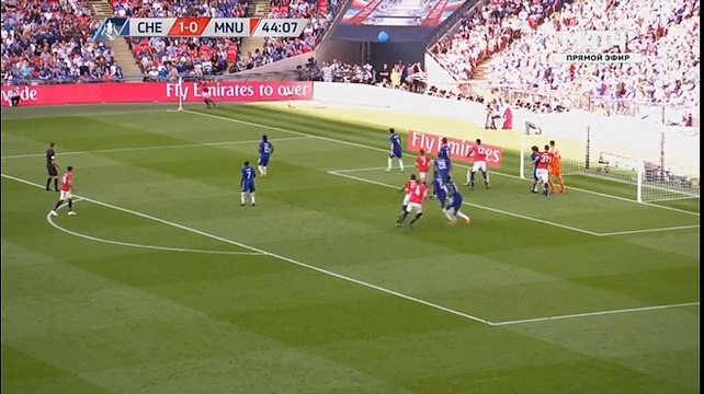 KHÔNG VÀO! Pogba treo bóng từ cánh trái, Phil Jones bật cao dứt điểm chệch cột dọc.