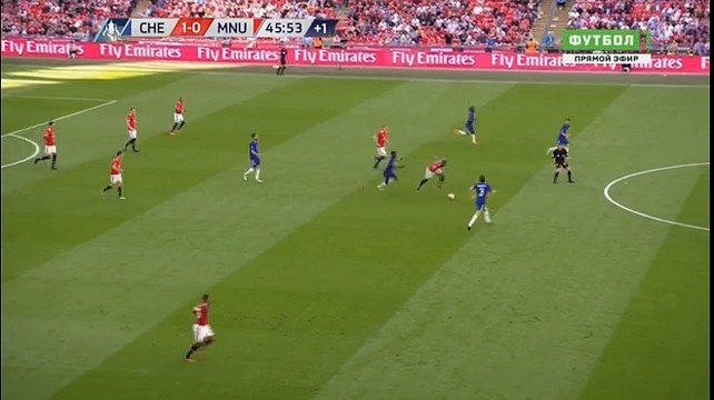 NGUY HIỂM! MU phản công nhanh. Chỉ tiếc là Sanchez, Rashford không thể tung ra cú dứt điểm như ý ngay trước khung thành Chelsea.