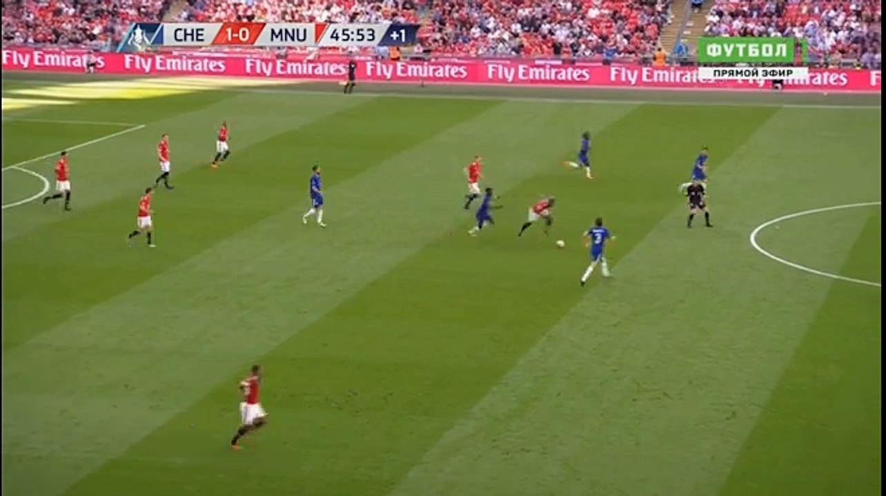 NGUY HIỂM! MU phản công nhanh. Chỉ tiếc là Sanchez, Rashford không thể tung ra cú dứt điểm như ý ngay trước khung thành Chelsea.