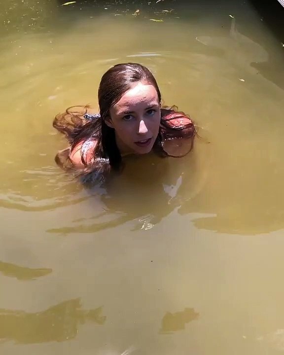 Regardez ce que cette fille va sortir de l'eau... Fou