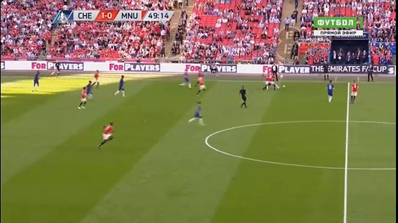 PHẠM LỖI! Hazard đang nằm sân đau đớn sau pha đánh nguội của Smalling.