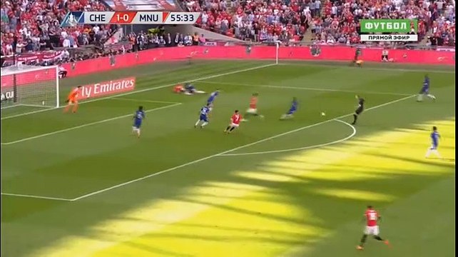 CỨU THUA! Courtois xuất sắc cản phá cú dứt điểm trái phá của Rashford.