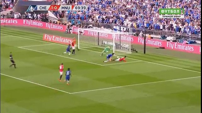 BỎ LỠ ĐÁNG TIẾC! Kante đã thu hút hết hàng thủ MU trước khi dọn cỗ cho Azpilicueta. Chỉ tiếc là cầu thủ người TBN lại dứt diểm quá hiền trong pha đối mặt với De Gea.