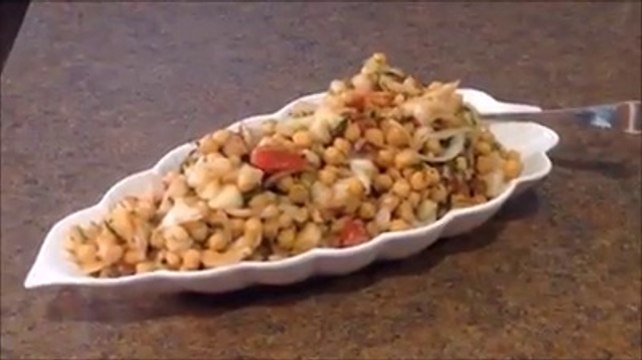 Aloo Channa Chaat / Tasty Aloo Chana Chaat Recipe/ Lahori Chana Chaat/ How to Make Spicy Chana Chaat Pakistan Recipe BY Robina irfan