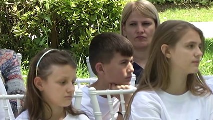 Presidenti Meta mbeshtet femijët jetim