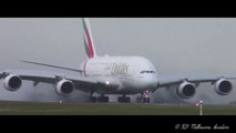 Un airbus A380 crée une énorme vague en atterrissant sur une piste inondée.
