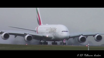 Video herunterladen: Un airbus A380 crée une énorme vague en atterrissant sur une piste inondée.