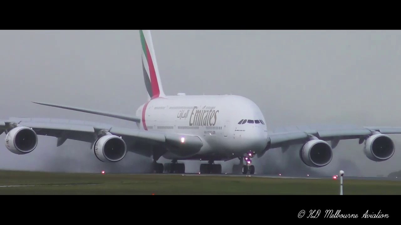 Un airbus A380 crée une énorme vague en atterrissant sur une piste inondée.