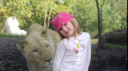 Regardez qui vient croquer la fillette... Presque!