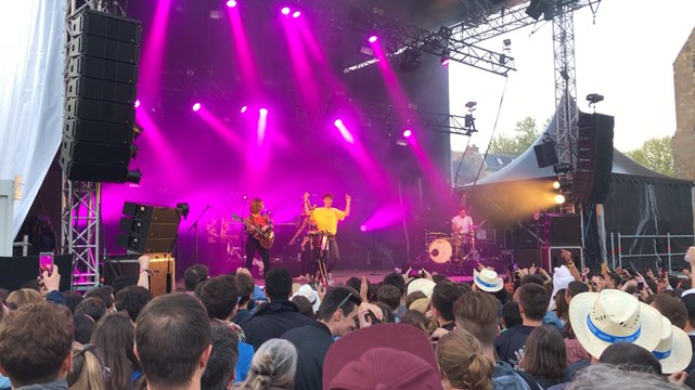 Thérapie Taxi invite des festivaliers sur scène à Art Rock !