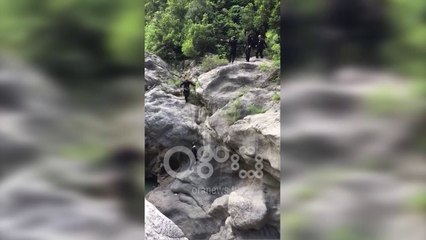 Ora News - Momenti kur i riu nxirret nga humnera tek "Shpella e Pëllumbasit"