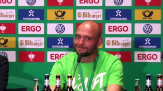 Frauen Pokalsieger Wolfsburg: Bierdusche für Trainer Lerch während der Pressekonferenz