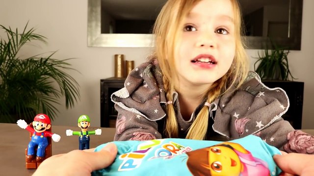 CHALLENGE A L'AVEUGLE NINTENDO - Ellie retrouve Mario, Luigi, Yoshi et Koopa rien qu'au touché !