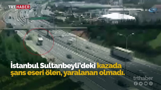 Damperi açılan hafriyat kamyonu üst geçide çarptı