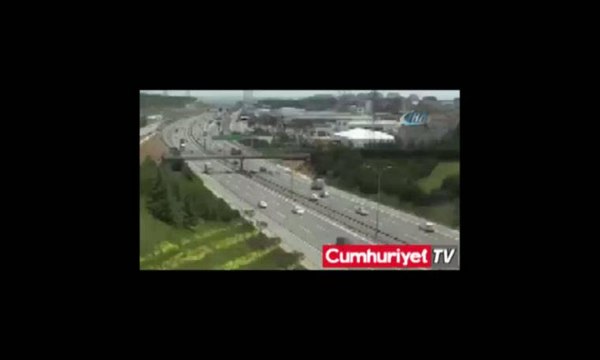 Damperi açılan hafriyat kamyonu üst geçide böyle çarptı