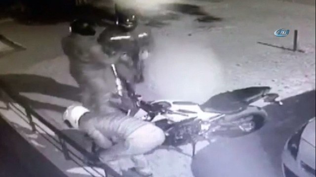 Demir kesme makasıyla zinciri kesip motosikleti çaldılar
