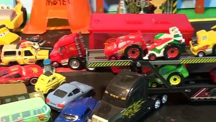 下载视频: Pixar Cars Riplash Racers in Radiator Springs with Lightning McQueen, and the Delinquent Road Hazard