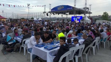 Hasköy Sahil'deki İftar Sofrasında Yüzlerce Kişi Bir Araya Geldi