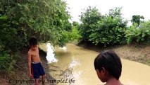 Terrifying ! Amazing Two Brothers Catch Big Snake in the Canal While Go Fishing